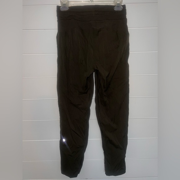 Lululemon cropped pant - Picture 2 of 3